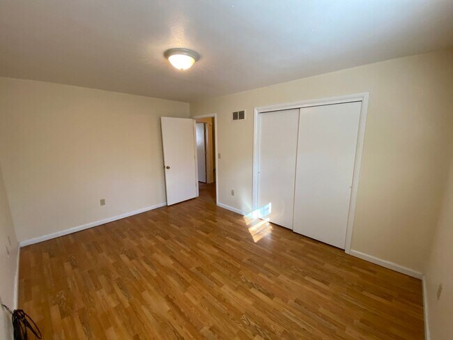 Building Photo - 124 Karen Way