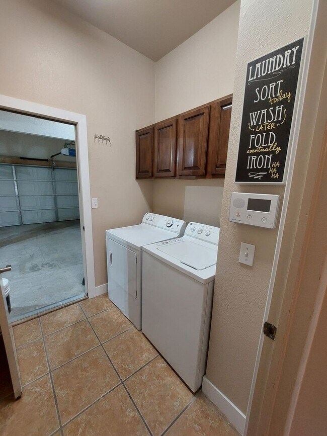 Building Photo - 4 BEDROOM 2 BATHROOM HOME 3 CAR GARAGE HOM...