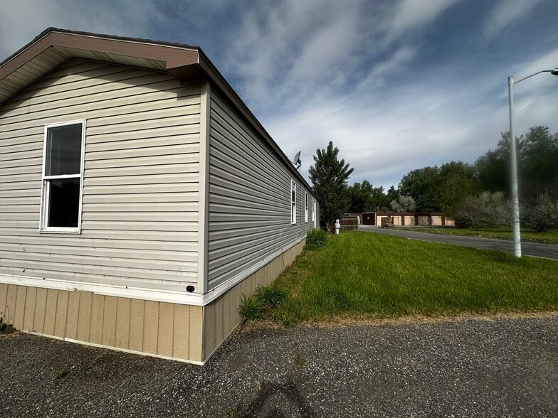 Building Photo - 40 Hartland St N