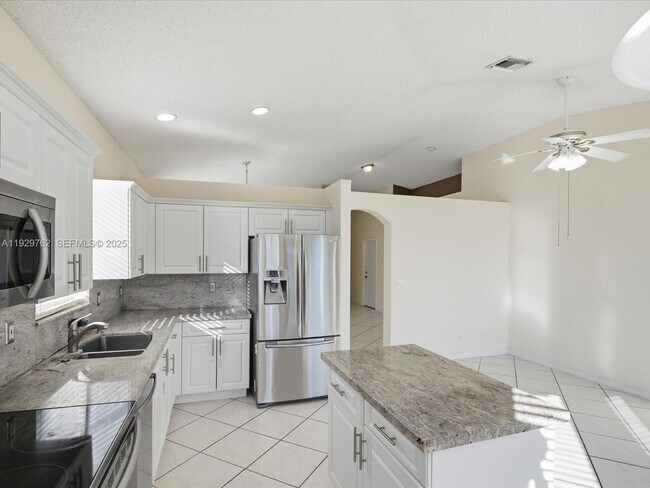 Building Photo - 865 NW 132nd Ave