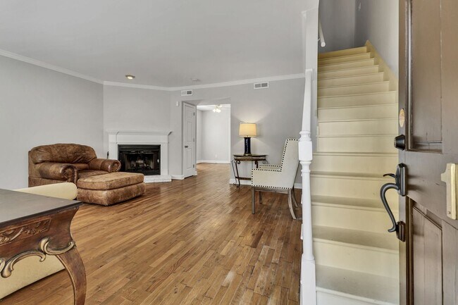 Building Photo - Amazing 2BE/2.5BA duplex in the heart of Belmont & Hillsboro Village!