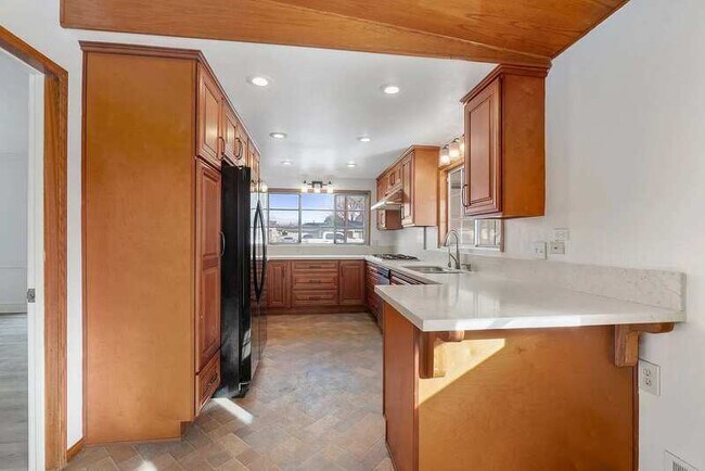 Building Photo - 590 N Cambridge St