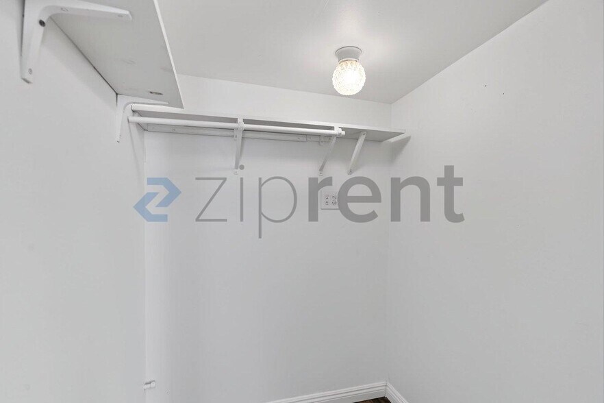 Building Photo - Unit
