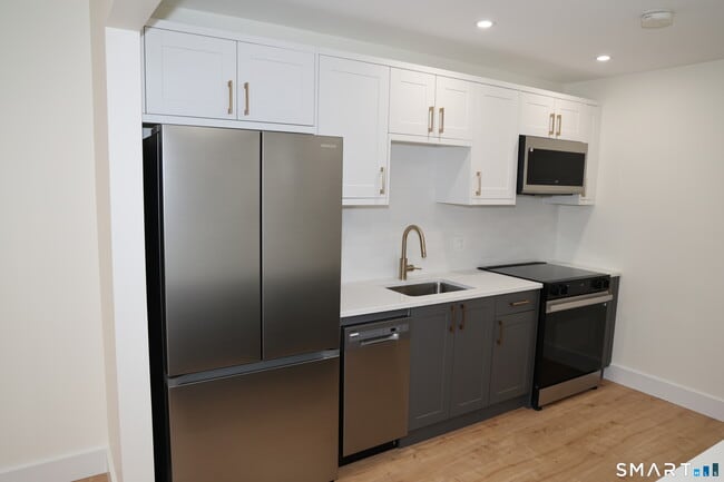 Building Photo - 185 Melba St