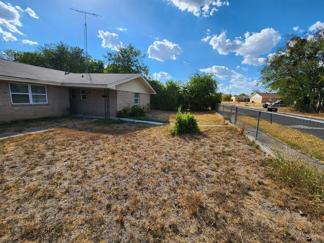 Building Photo - 101 E Cherokee Dr