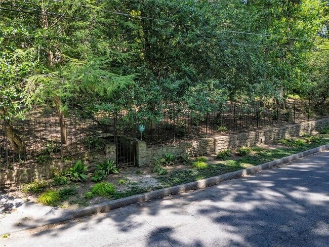 Building Photo - 2538 Parkside Dr NE