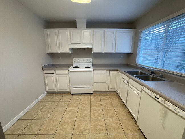 Building Photo - Wonderful 3 Bedroom Move-In Ready