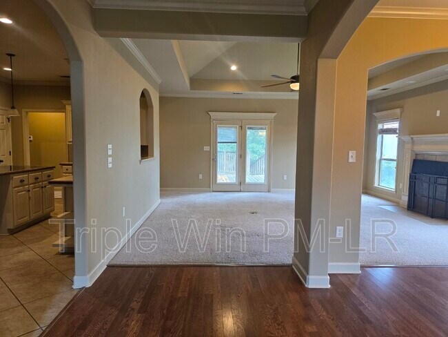 Building Photo - 1901 Hidden Creek Dr
