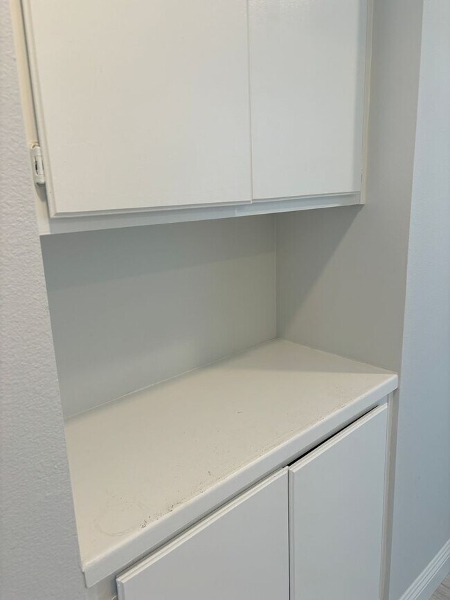 Building Photo - Spacious-Bright 3 Bedroom 2.5 Two story Bathroom Condo