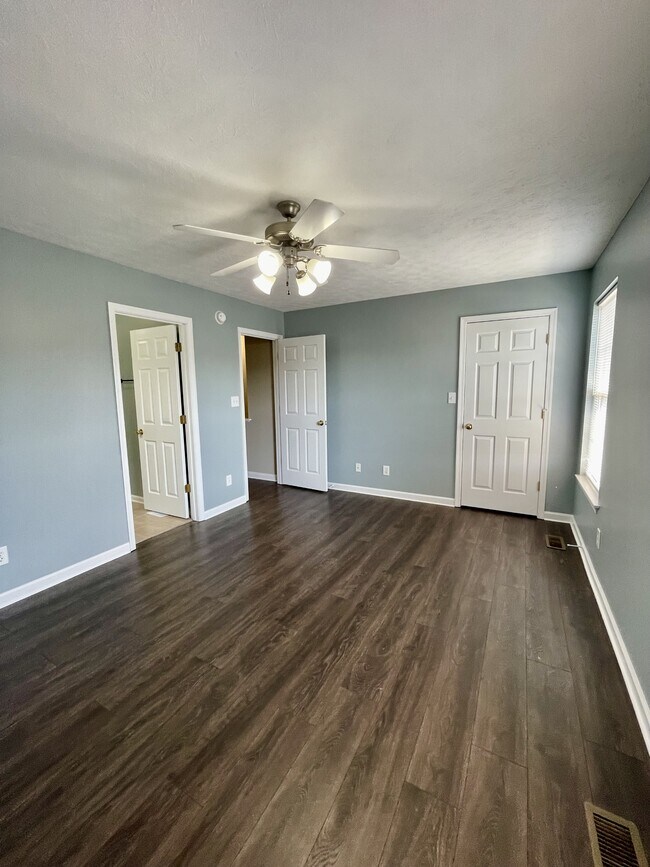 Building Photo - 1031 Middle View Dr