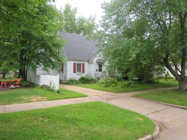 Building Photo - $1,350| 3bd 2Ba|1621 Badger | Available 11...