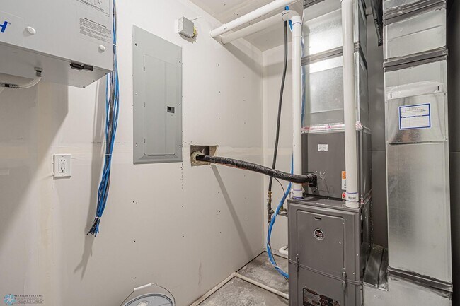 Building Photo - 4 bedroom 2 bathroom house