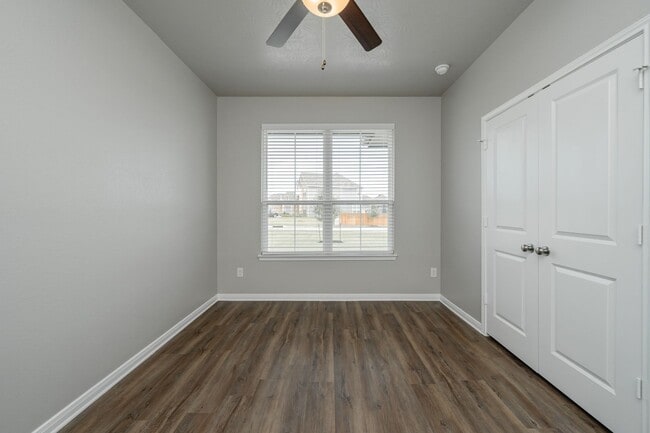 Building Photo - Bright & Cozy Townhome