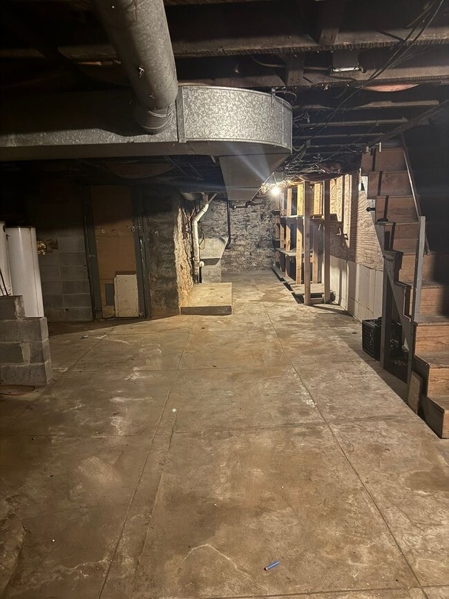 Building Photo - 4 bedroom, 1 bath, half double