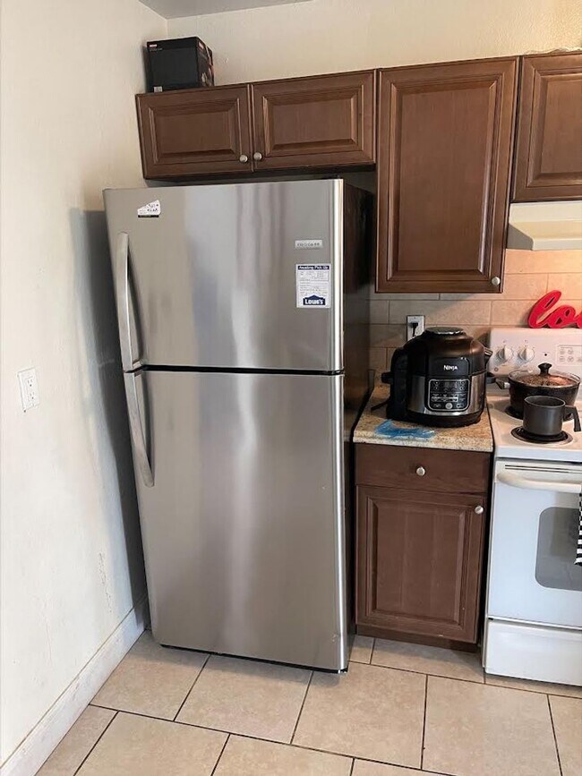 Building Photo - S. BISCAYNE & TAMIAMI TRAIL / 2 bedroom home / $ 1450