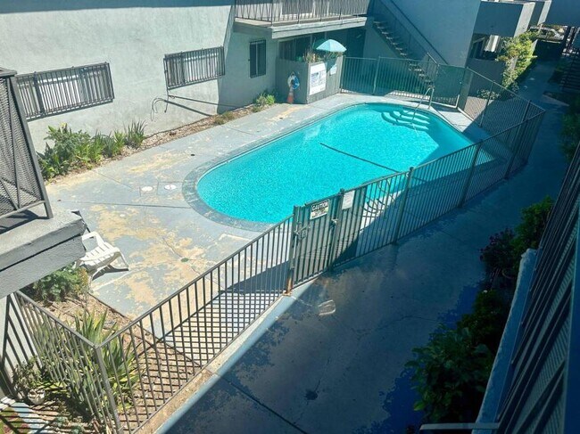 Building Photo - 1.0 bedroom in Canoga Park California 91304