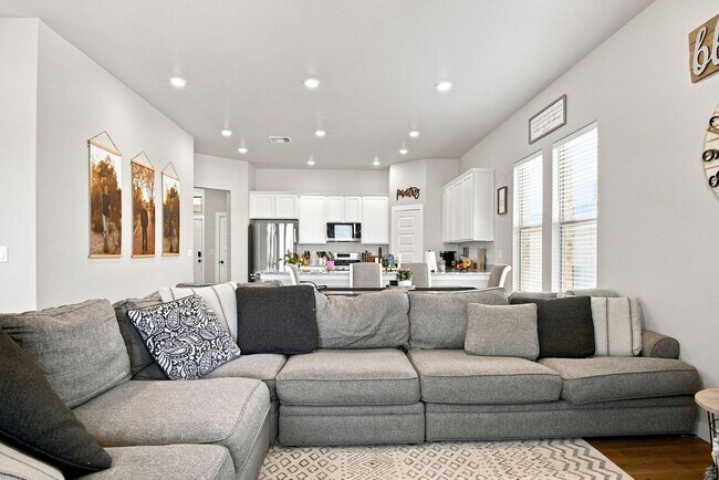 Building Photo - 10401 Pronghorn Rd