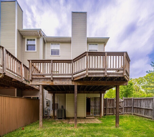 Building Photo - Three-level end unit townhome!