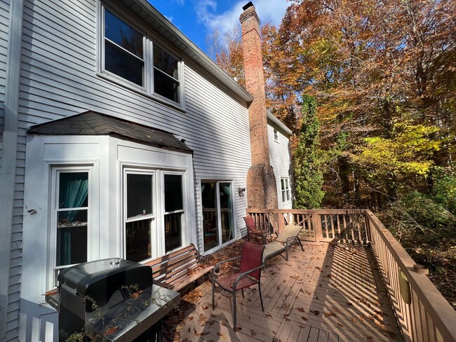 Building Photo - Spectacular 3 Bed 3.5 Bath Brick Home in Scenic Riverview Estates