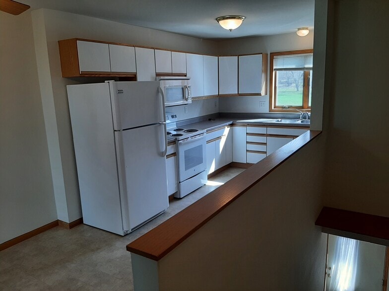 Building Photo - 110 Maple Ct