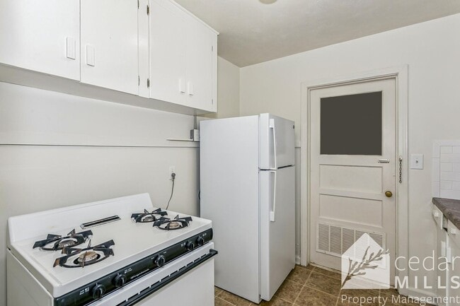 Building Photo - 1 Bedroom, Lawn and Trash Included