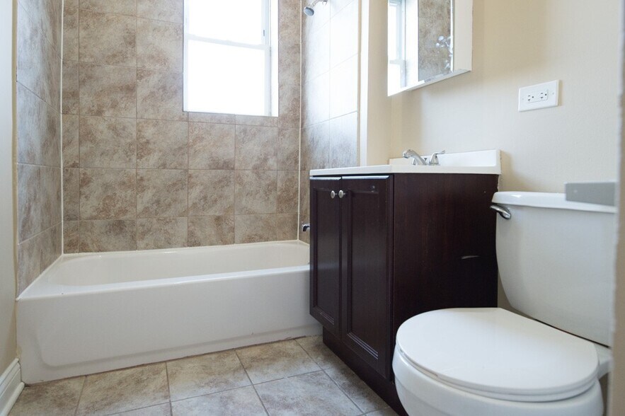 Building Photo - 4439 W Fullerton Ave