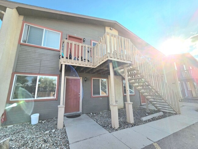 Building Photo - Large 2 Bedroom Apartment with Peak Views!