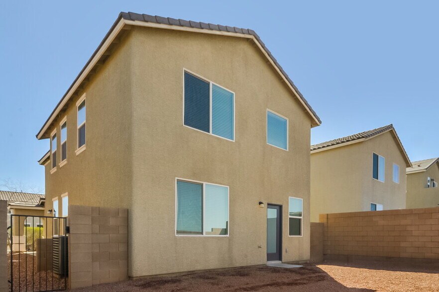 Building Photo - 993 Pebble Lake St