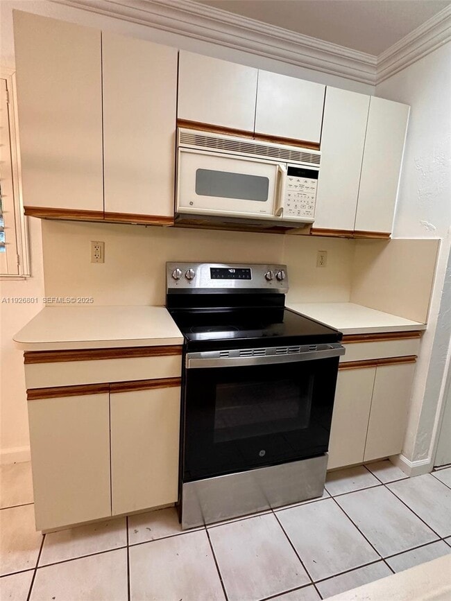 Building Photo - 2842 Coconut Ave