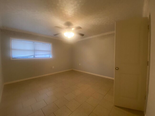 Building Photo - 949 Chadwick Dr