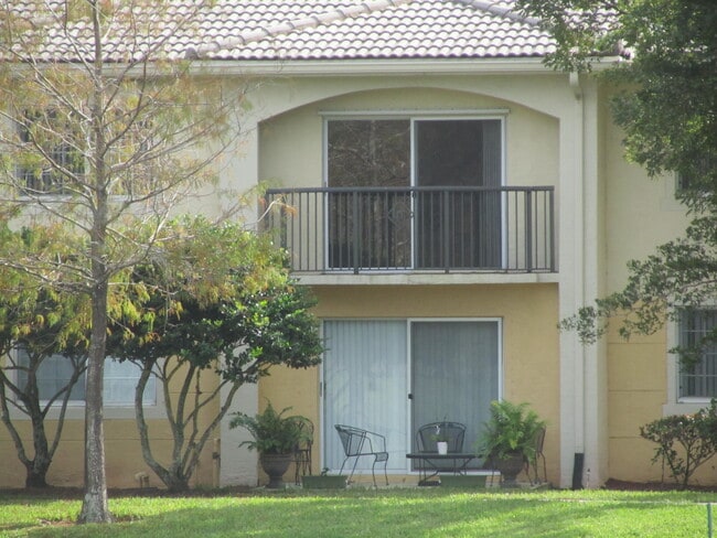 Building Photo - 700 Crestwood Ct S