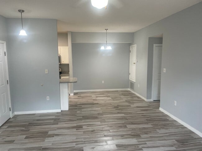 Building Photo - **Move In Special 25% of first month's ren...