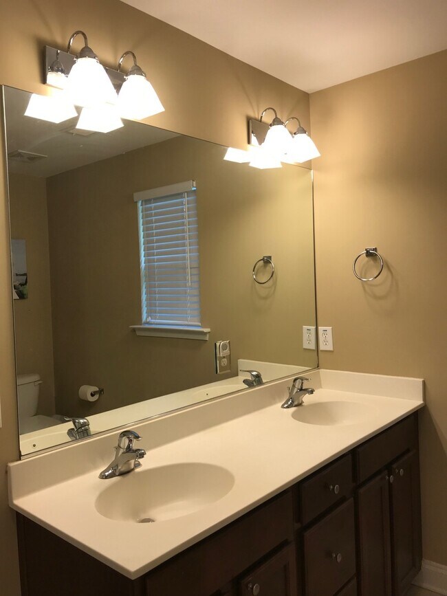 Building Photo - Townhouse with Fenced Backyard!