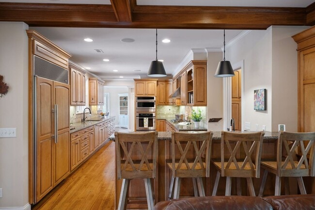 Building Photo - Extremely RARE opportunity in Green Hills