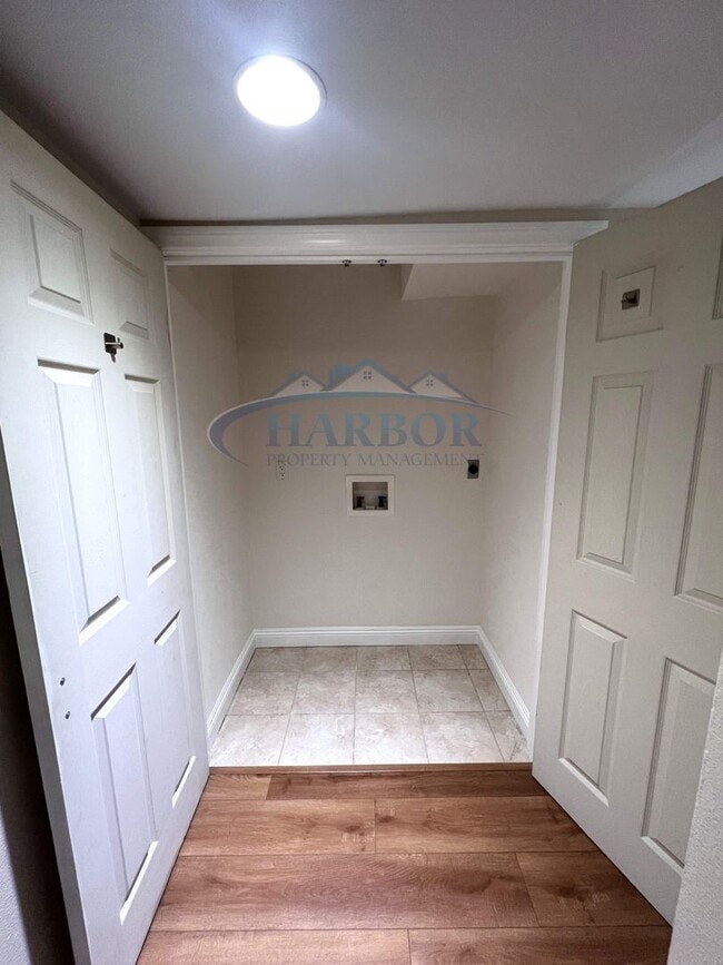 Building Photo - Spacious 2 Bedroom 1 Bathroom Upstairs Condo