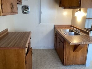 Building Photo - 4 Bedroom Single Family