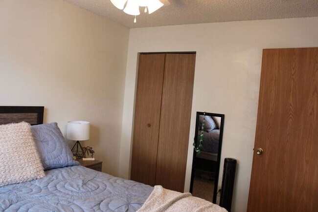 Building Photo - $1,300 | 3 Bedroom, 1 Bathroom | Cat Frien...