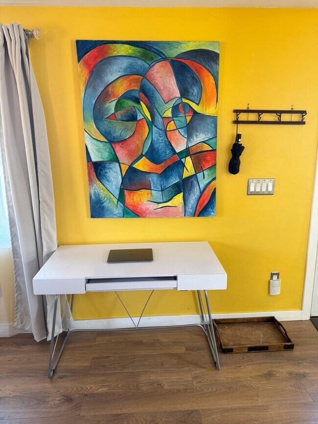 Building Photo - Fully Furnished - Long Term - Adorable Cab...