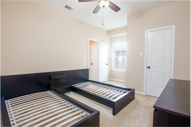 Building Photo - 11 Cheswood Manor Court