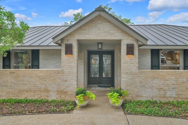 Building Photo - CHARMING 5 BDRM HOME IN CASTLE HILLS!!