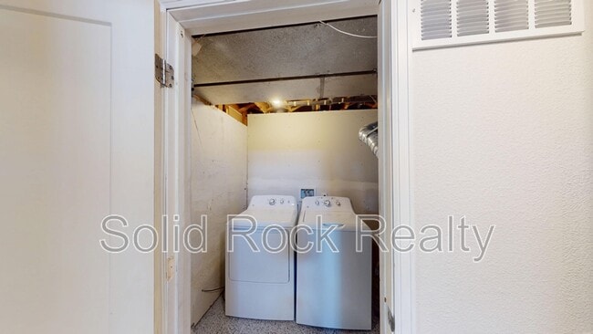 Building Photo - 3660 Brentwood Terrace