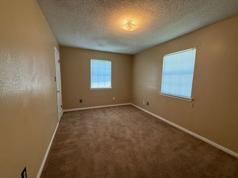 Building Photo - 4808 Rainbow Cir