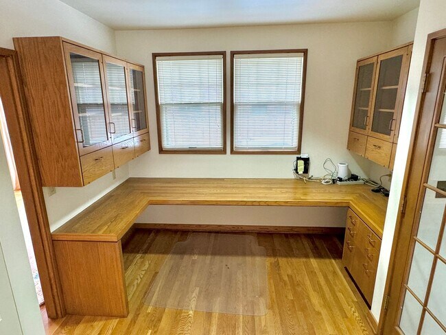 Building Photo - Alameda Neighborhood Pristine Tudor Home, Downtown Views, All The Amenities - A Must See!