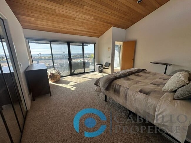 Building Photo - 2620 Deerpark Dr