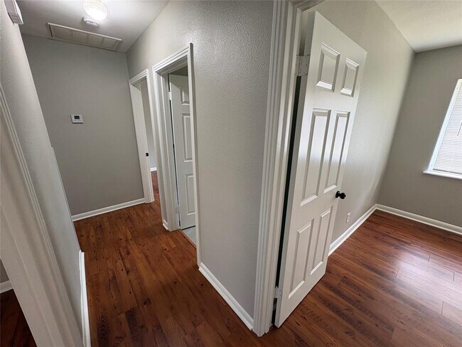 Building Photo - 1307 Corona Dr