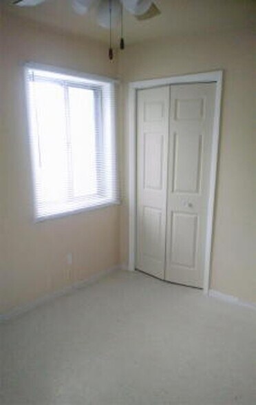 Building Photo - 5 Aztec Pl