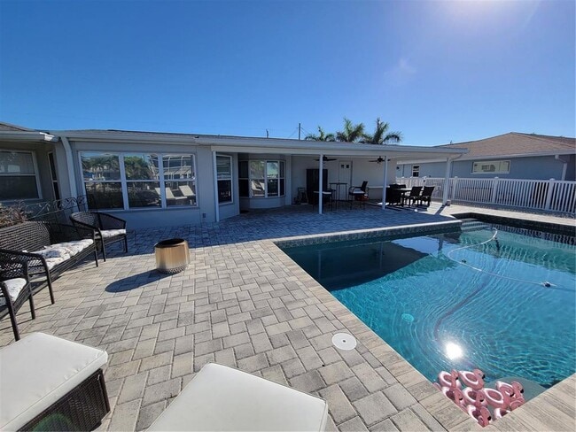 Building Photo - 3616 Royal Palm Dr