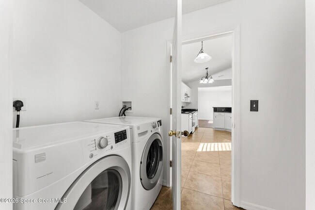 Building Photo - 4426 Four Lakes Dr