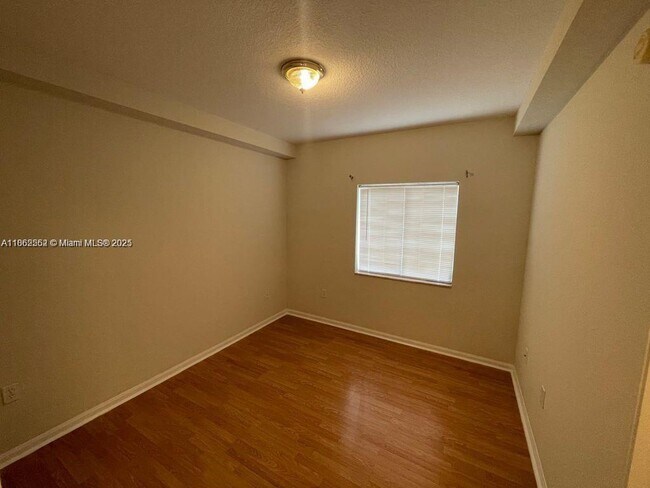Building Photo - 1133 Golden Lakes Blvd