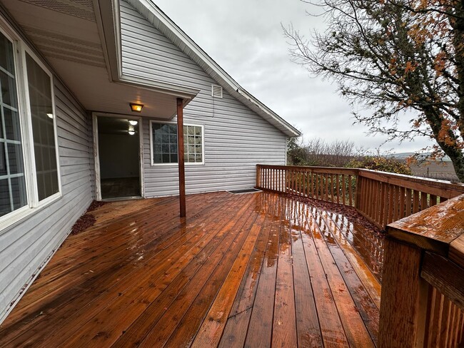 Building Photo - 3 Bedroom 2 bath Farm house